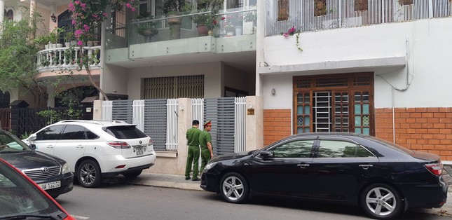 Khám xét nhà riêng 2 cựu Chủ tịch TP Đà Nẵng vừa bị khởi tố ảnh 5