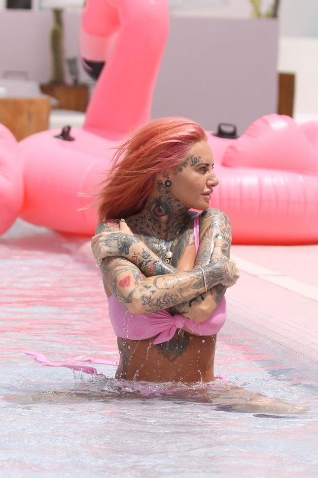 'Nữ hoàng xăm trổ' Jemma Lucy khoe vóc dáng bốc lửa với bikini ảnh 6