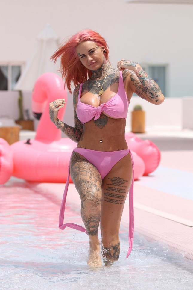 'Nữ hoàng xăm trổ' Jemma Lucy khoe vóc dáng bốc lửa với bikini ảnh 7
