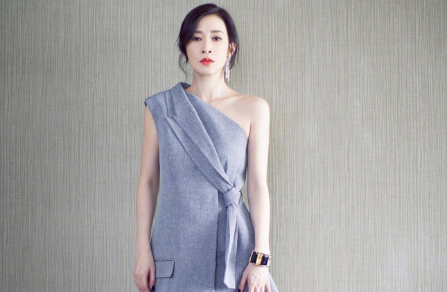 'Nhàn phi' Xa Thi Mạn: 43 tuổi đơn độc và tai tiếng giật chồng ảnh 1