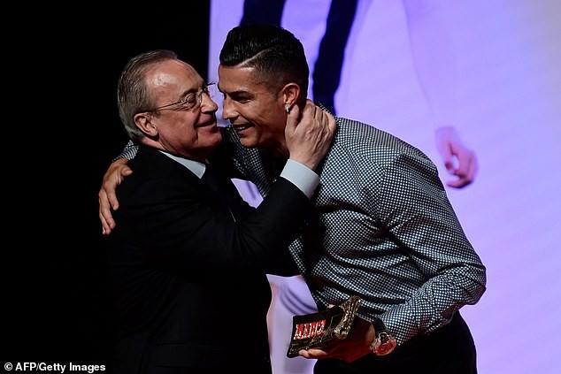 Bạn gái siêu mẫu nóng bỏng bên Cristiano Ronaldo đi nhận giải Huyền thoại Marca ảnh 2