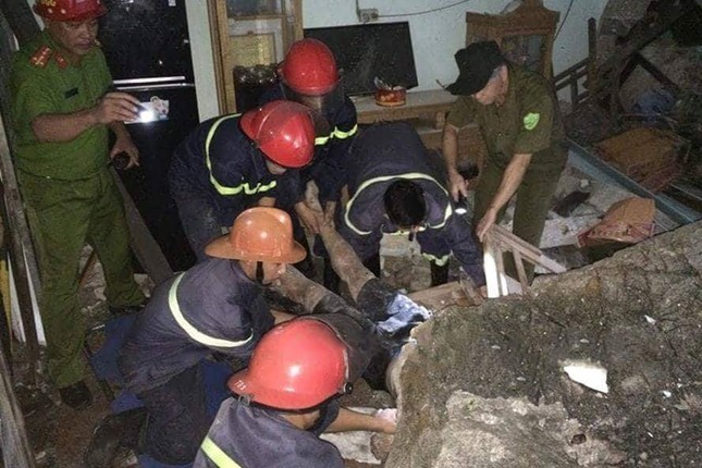 Tảng đá 10 tấn rơi trúng nhà dân, 1 người tử vong ảnh 4