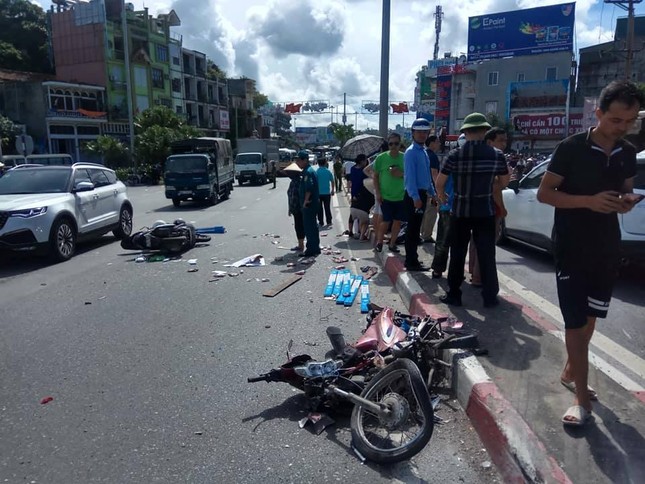 Ô tô khách ủi hàng loạt xe máy ở cầu Bãi Cháy, 5 người thương vong ảnh 1