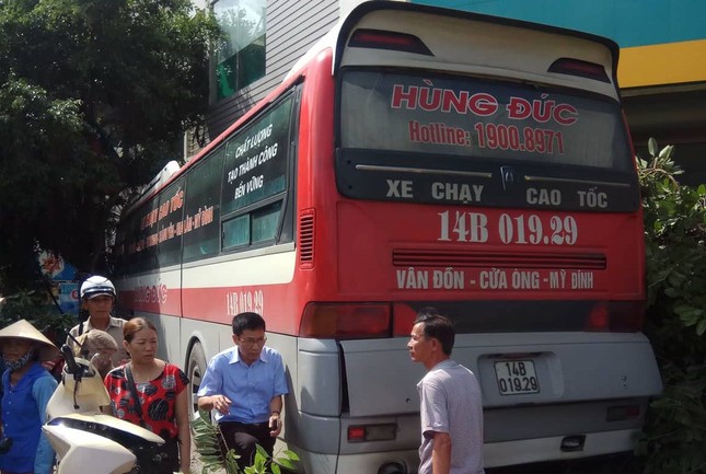 Ô tô khách ủi hàng loạt xe máy ở cầu Bãi Cháy, 5 người thương vong ảnh 2