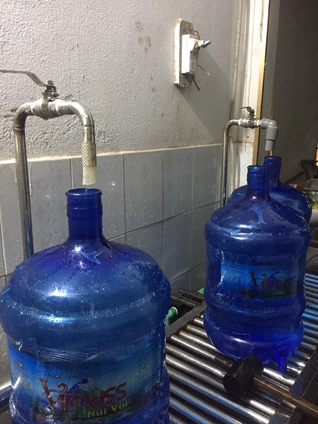 Hải Phòng thu hồi toàn bộ nước đóng chai 'hóa phép' từ mương nước thải ảnh 3