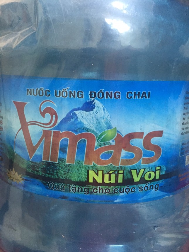 Hải Phòng thu hồi toàn bộ nước đóng chai 'hóa phép' từ mương nước thải ảnh 1