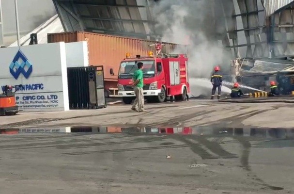 Kho hàng phát cháy dữ dội, nhiều container bị thiêu rụi ảnh 3