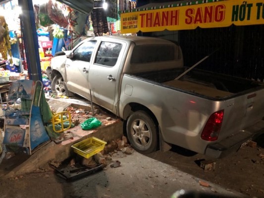 Người đàn ông nước ngoài lái ô tô gây náo loạn phố, 3 người nhập viện ảnh 2