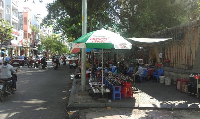 TPHCM: Tái chiếm vỉa hè vì mưu sinh ảnh 1
