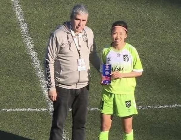 Huỳnh Như nhận giải thưởng Cầu thủ xuất sắc nhất trận Lank - Famalicao - Ảnh 1.