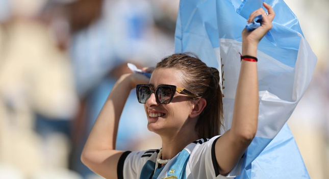 Đội nhà đi tiếp, hàng trăm fan Argentina cà khịa lại CĐV Saudi Arabia - Ảnh 1.