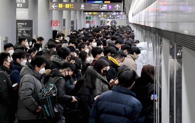 Dân Hàn Quốc e ngại tàu điện ngầm sau thảm họa giẫm đạp Itaewon - Ảnh 3.