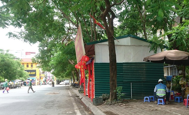 Hàng loạt quầy bánh Trung thu 'đổ bộ' lấn chiếm vỉa hè Hà Nội ảnh 2