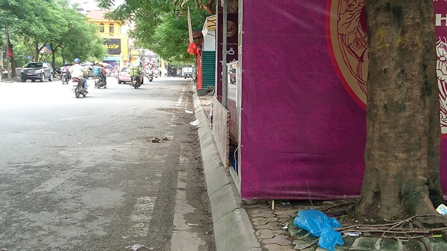 Hàng loạt quầy bánh Trung thu 'đổ bộ' lấn chiếm vỉa hè Hà Nội ảnh 3