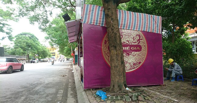Hàng loạt quầy bánh Trung thu 'đổ bộ' lấn chiếm vỉa hè Hà Nội ảnh 4