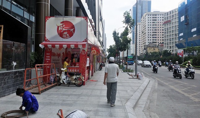Hàng loạt quầy bánh Trung thu 'đổ bộ' lấn chiếm vỉa hè Hà Nội ảnh 5