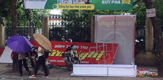Hàng loạt quầy bánh Trung thu 'đổ bộ' lấn chiếm vỉa hè Hà Nội ảnh 6
