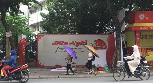 Hàng loạt quầy bánh Trung thu 'đổ bộ' lấn chiếm vỉa hè Hà Nội ảnh 7