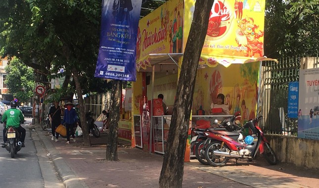 Hàng loạt quầy bánh Trung thu 'đổ bộ' lấn chiếm vỉa hè Hà Nội ảnh 9