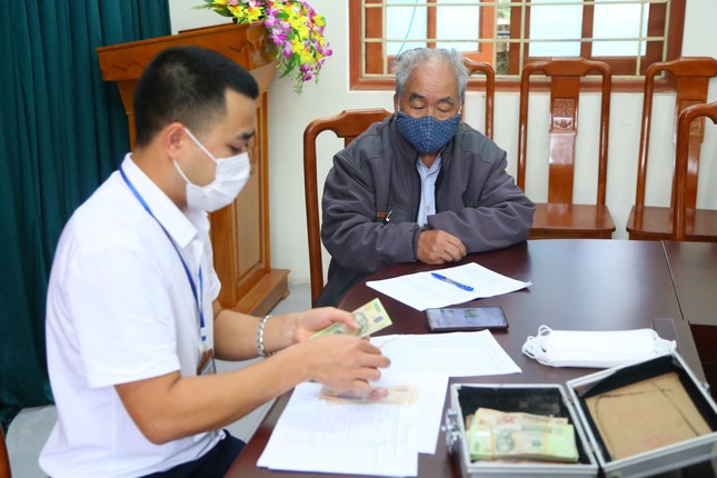 Người dân bắt đầu nhận hỗ trợ từ gói 62 nghìn tỷ đồng ảnh 1