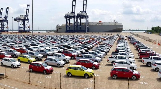 Trong chỉ 15 ngày Việt Nam nhập khẩu kỷ lục gần 16.000 ô tô