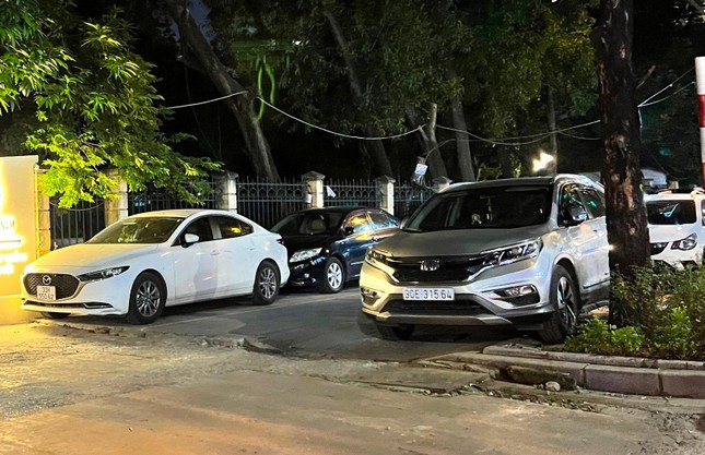 Phố đêm Hà Nội bát nháo (bài 2): Nhiều tuyến phố biến thành chợ, bãi xe ảnh 2