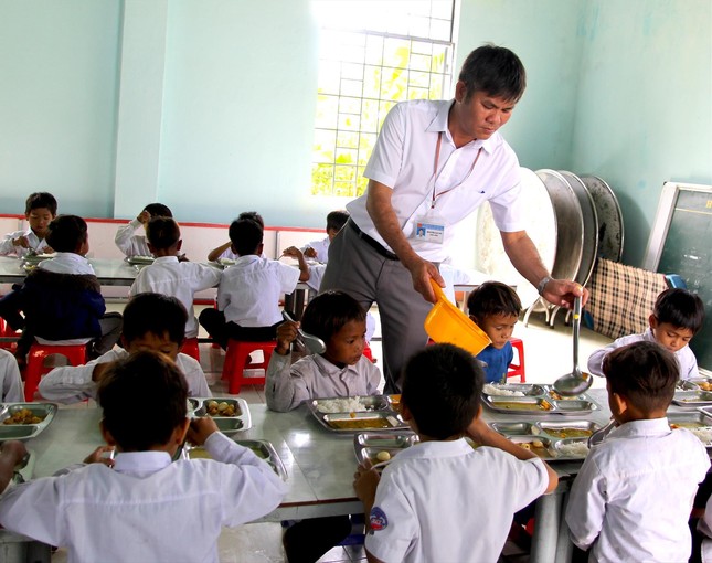 Nghẹn ngào bánh mì 0 đồng ở 'hốc Pờ Tó' ảnh 1