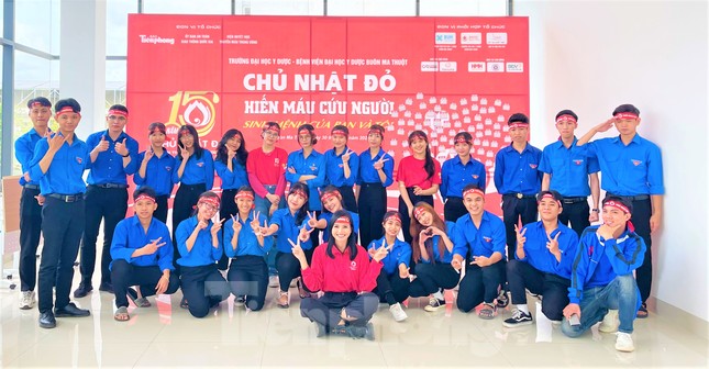 Chủ nhật Đỏ Tây Nguyên: Háo hức nhận thư pháp, viết cảm xúc thanh xuân ảnh 7