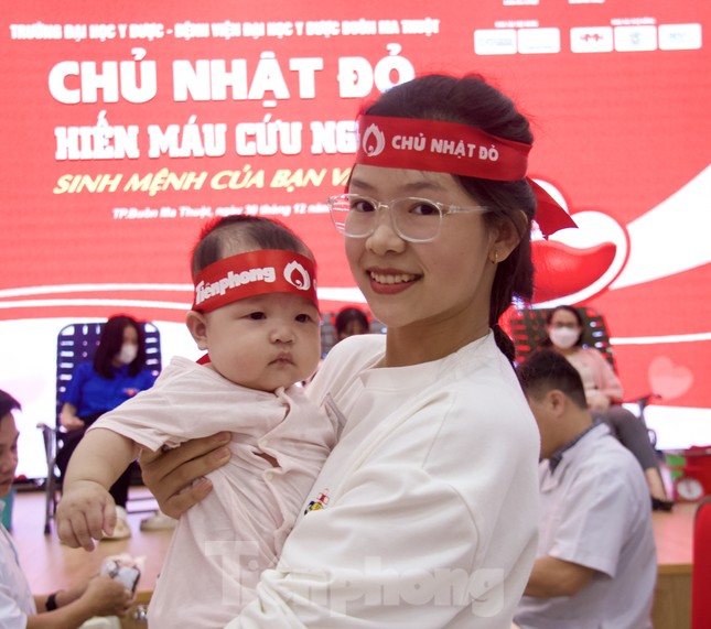 Chủ nhật Đỏ Tây Nguyên: Háo hức nhận thư pháp, viết cảm xúc thanh xuân ảnh 3