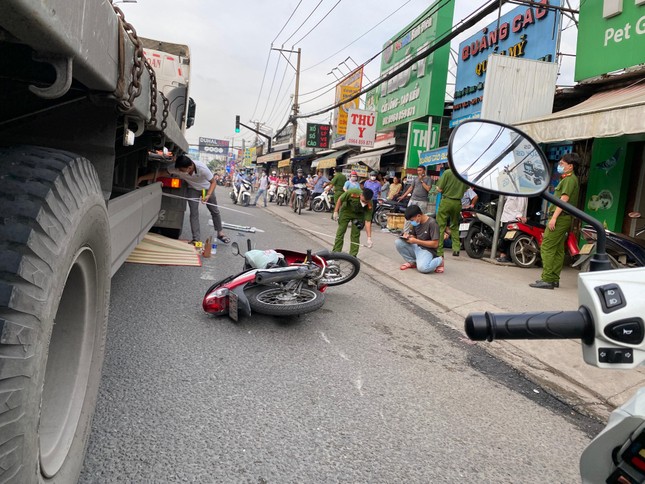Người phụ nữ tử vong do xe đầu kéo cán qua người ảnh 1