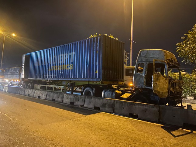 Xe container đang chạy bất ngờ bốc cháy trơ khung ảnh 2