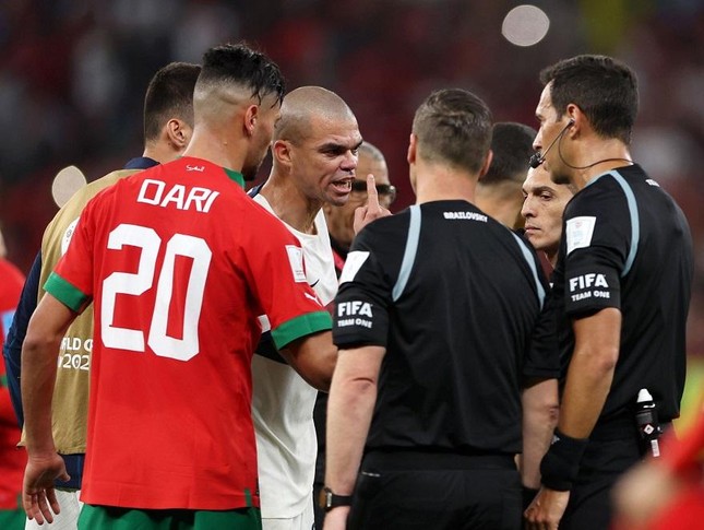 Pepe chỉ trích FIFA: Có 5 trọng tài Argentina ở đây, tốt nhất họ trao cúp cho Argentina luôn đi - Ảnh 1.