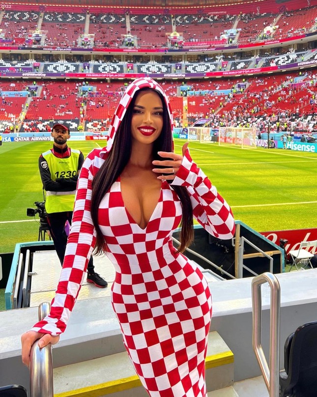 Nữ người mẫu mặc đồ phá vỡ quy định của Qatar khi cổ vũ World Cup - Ảnh 5.