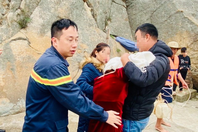 Người phụ nữ đứng trên mỏm đá, định gieo mình xuống biển Sầm Sơn ảnh 3