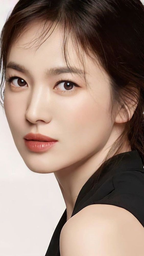 Song Hye Kyo bị so sánh với tình mới của Song Joong Ki ảnh 2