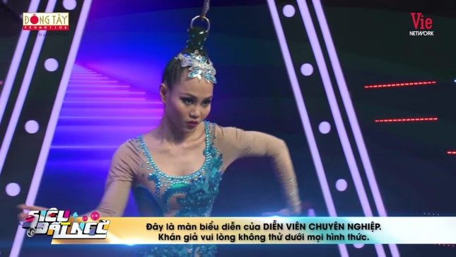 Rợn người với màn xiếc tóc trên không khiến Lý Nhã Kỳ quyết tặng toàn bộ tiền thưởng ảnh 2