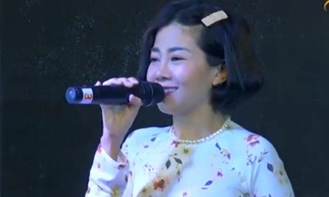 Mai Phương phải nhờ đồng nghiệp dìu xuống sân khấu vì sức khỏe yếu ảnh 2