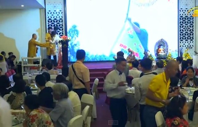 Mai Phương phải nhờ đồng nghiệp dìu xuống sân khấu vì sức khỏe yếu ảnh 1