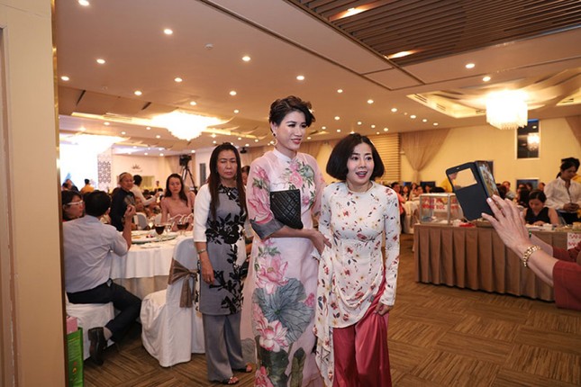 Mai Phương phải nhờ đồng nghiệp dìu xuống sân khấu vì sức khỏe yếu ảnh 3