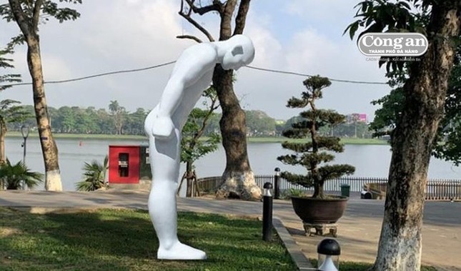 Tranh luận việc đặt địa điểm tượng 'Người đàn ông cúi chào' ở Huế ảnh 1
