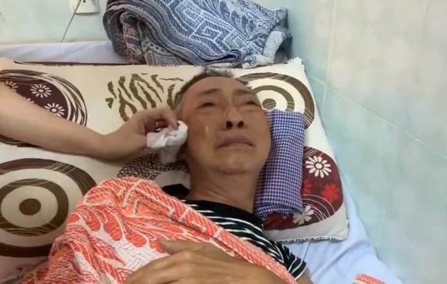 Nghệ sĩ Lê Bình phải vào phòng hồi sức cấp cứu, dùng máy thở ảnh 1