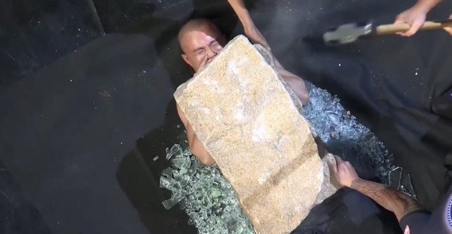 Lộ diện kỷ lục gia Việt Nam dùng đầu 'cân' cả thế giới ảnh 4