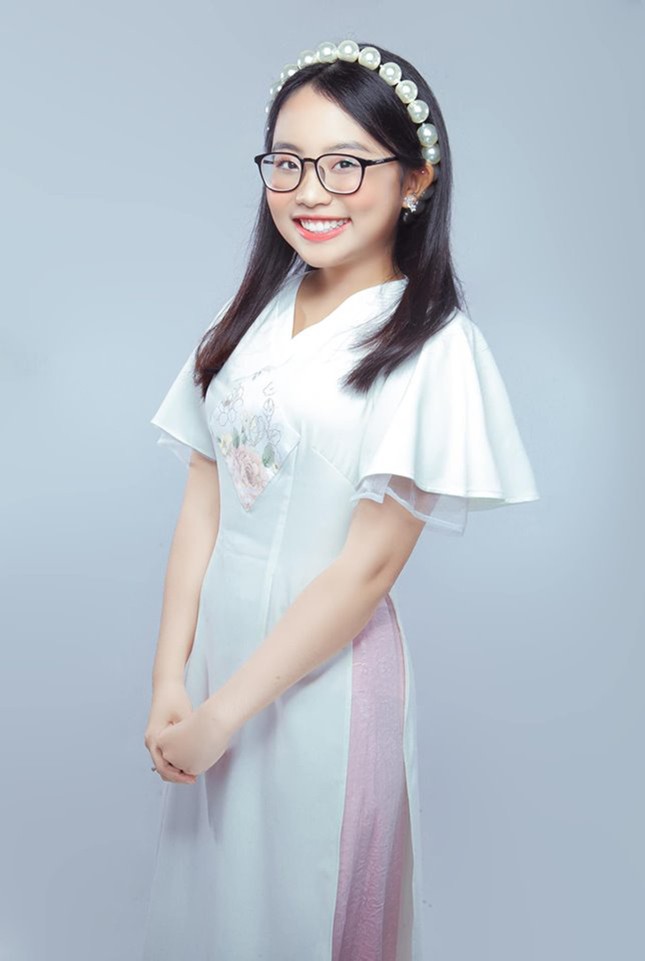 Phương Mỹ Chi bị chỉ trích phản cảm khi bôi bánh kem lên khắp mặt, tóc của mẹ ảnh 2