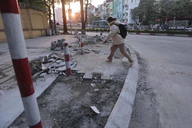 Hà Nội dừng lấy vỉa hè làm chỗ đỗ ô tô ảnh 1