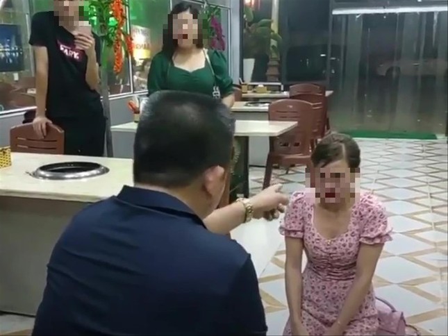 Vụ chủ quán bắt khách quỳ tại Bắc Ninh: Nạn nhân nhập viện, suy sụp ảnh 2
