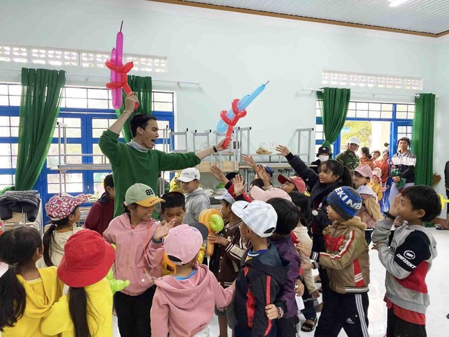 Tuổi trẻ Đắk Lắk trao tặng quà cho học sinh, người dân khó khăn ảnh 3