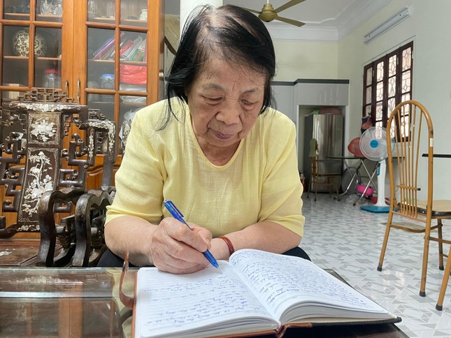 Hành trình 30 năm dạy chữ cho trẻ lang thang cơ nhỡ của cô giáo 80 tuổi ở Hà Nội ảnh 1