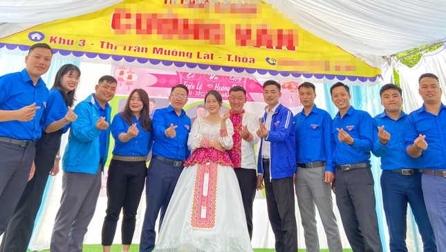 Cặp đôi mặc trang phục tự may đặc biệt trong ngày cưới ảnh 1