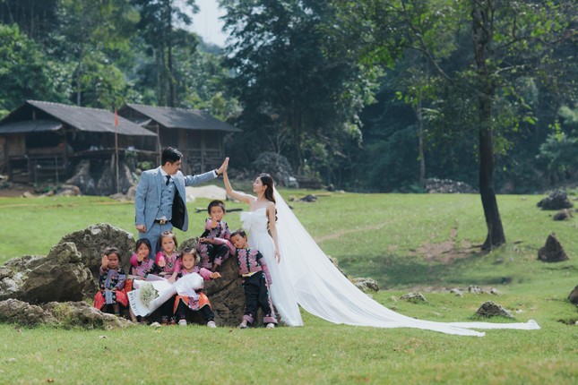 Chàng trung úy trẻ chụp ảnh cưới ý nghĩa bên các em nhỏ vùng cao ảnh 2