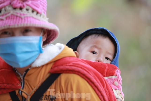 Đoàn thanh niên công an tỉnh Sơn La mang áo ấm tặng trẻ vùng cao ảnh 15